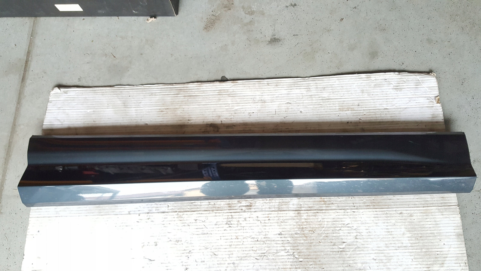 Listwa drzwi prawy przód AUDI Q2 S-LINE 81A853960A