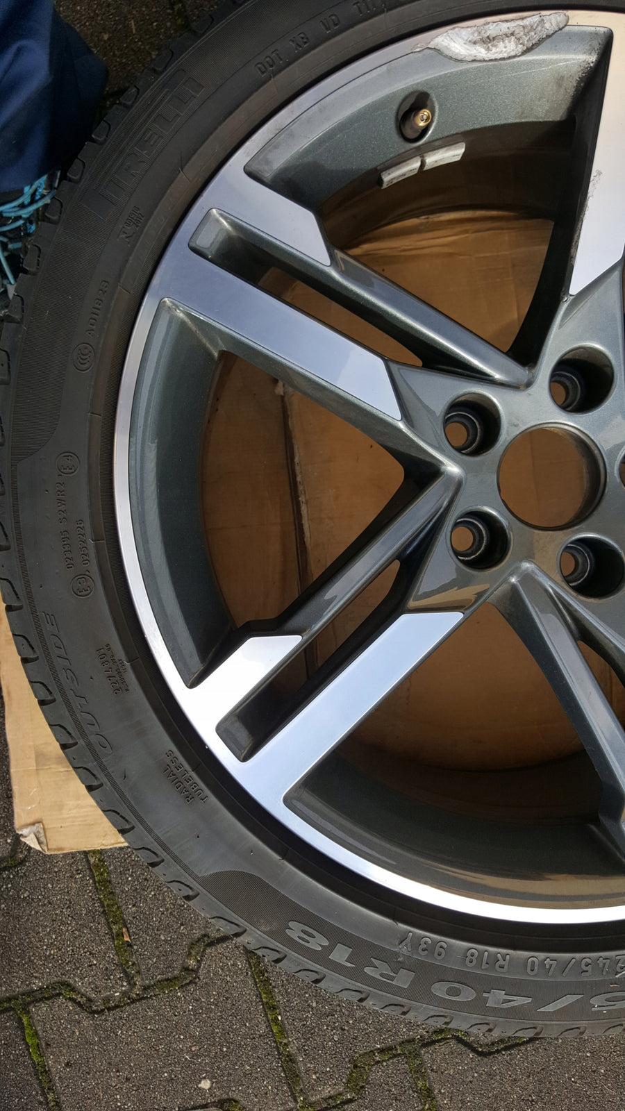 AUDI A4 B9 8W0 FELGA 8W0601025 M 8JX18 ET40 z oponą Pirelli 245/40 R18 lato