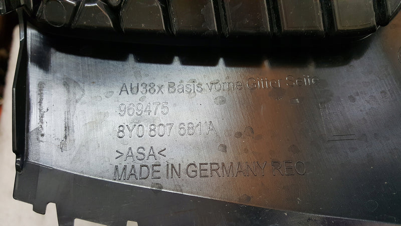 Kratka zderzaka lewy przód AUDI A3 8Y0807681A