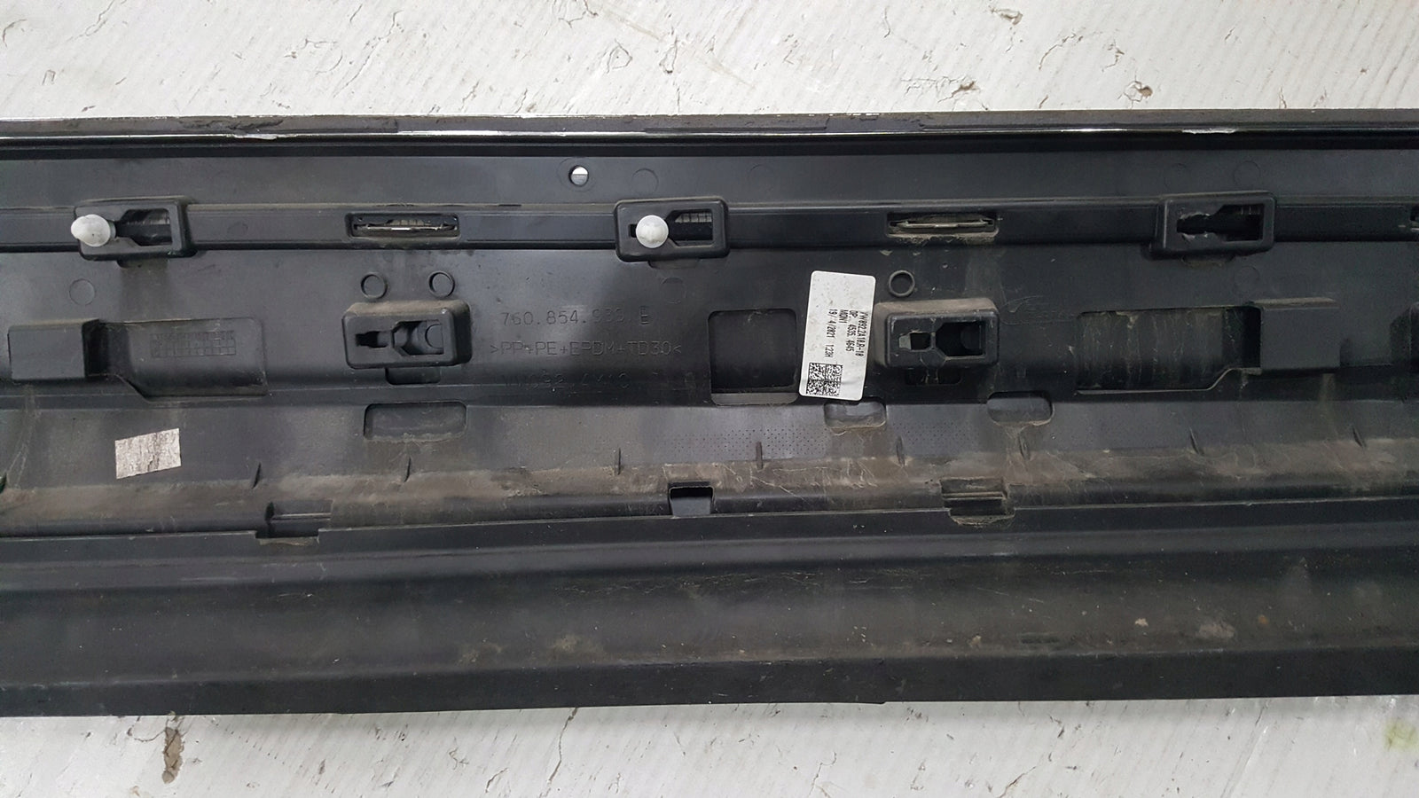 Listwa drzwi lewy przód VW TOUAREG III 760854939E demontaż