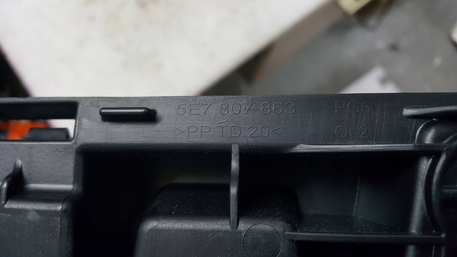 NOWY ORYGINALNY ślizg zderzaka tylnego SKODA OCTAVIA IV kombi 5E7807863