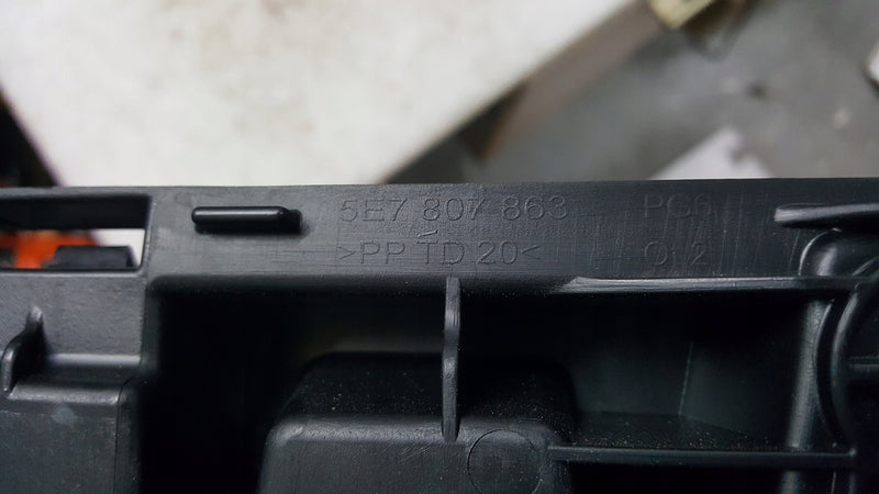 NOWY ORYGINALNY ślizg zderzaka tylnego SKODA OCTAVIA IV kombi 5E7807863