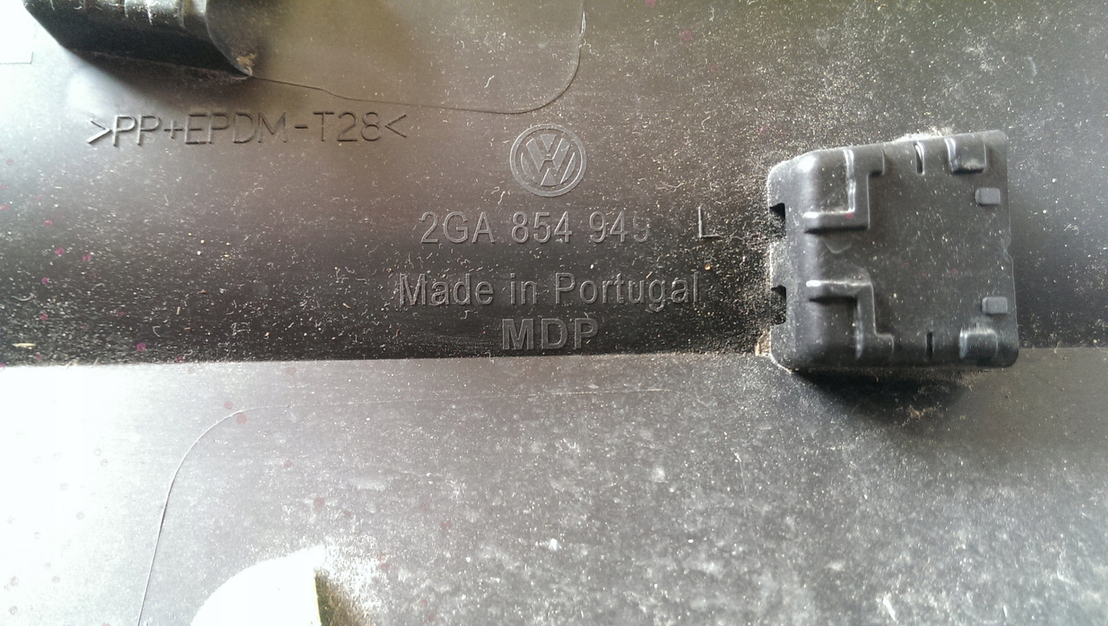 Listwa drzwi lewy tył VW T-ROC 2GA854949 demontaż