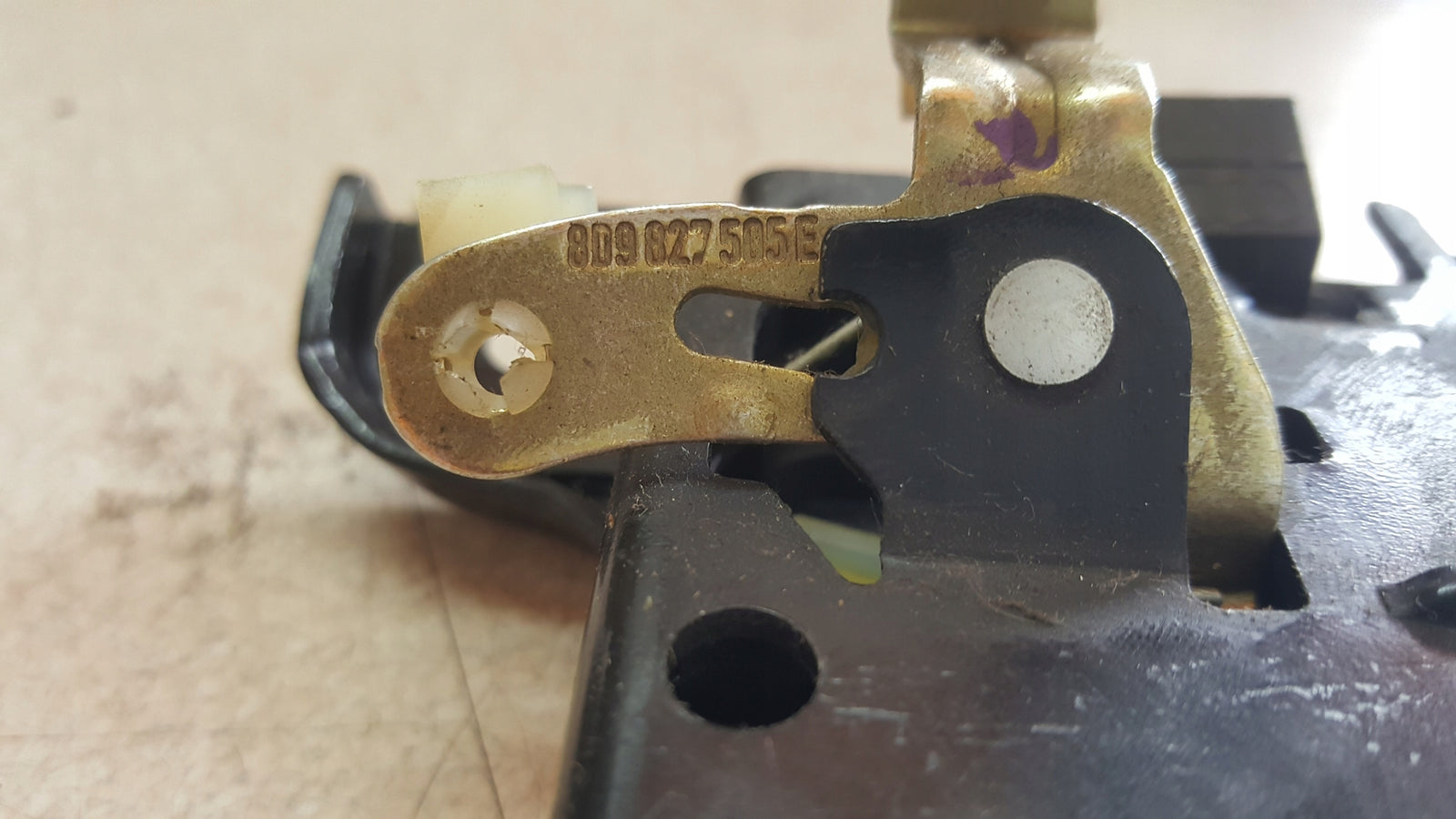 Zamek tylnej klapy Audi A3 8L LIFT 8D9827505E