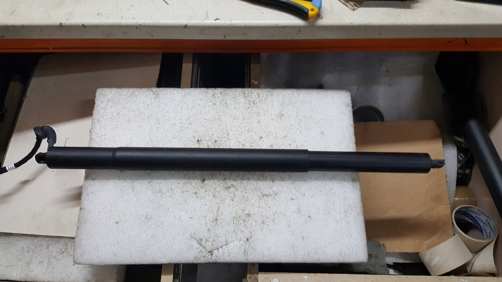 AUDI Q4 E TRON SIŁOWNIK KLAPY BAGAZNIKA LEWY 89A827851A ORYGINALNY