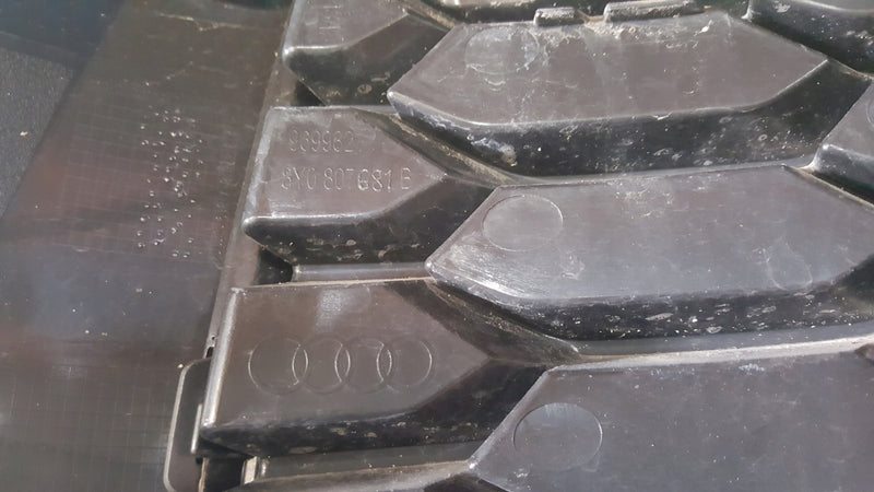 Kratka zderzaka lewy przód AUDI A3 8Y0807681B demontaż