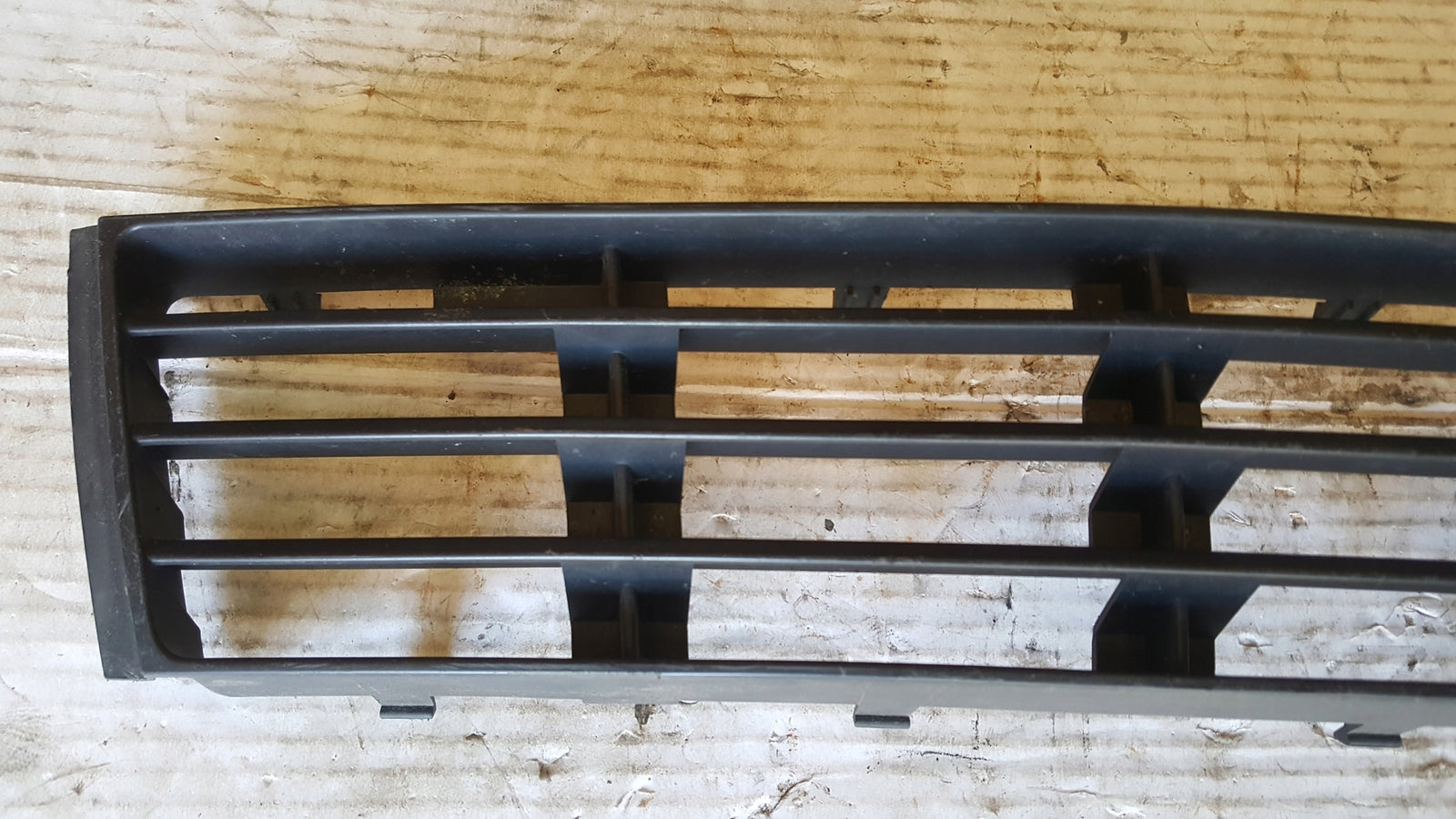 Środkowa kratka zderzaka przód AUDI A4 8D0807683AA