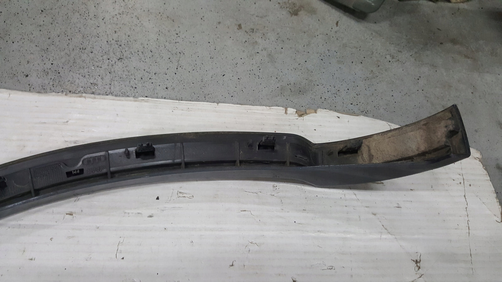 Listwa błotnika prawy tył AUDI Q5 80A853818B demontaż