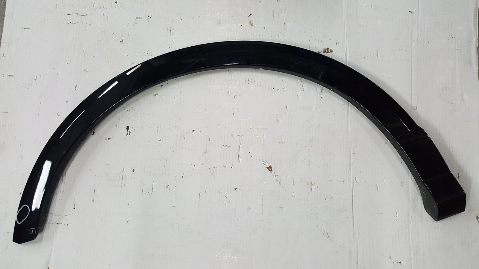 Listwa błotnika prawy tył AUDI Q2 81A853818A