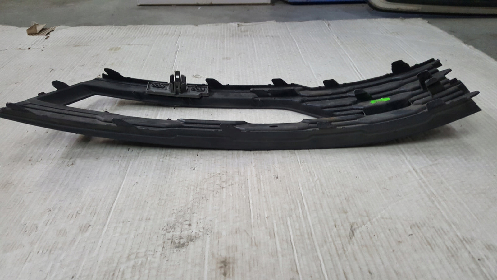 Kratka zderzaka przedniego lewa strona SKODA OCTAVIA IV 5E3807681A