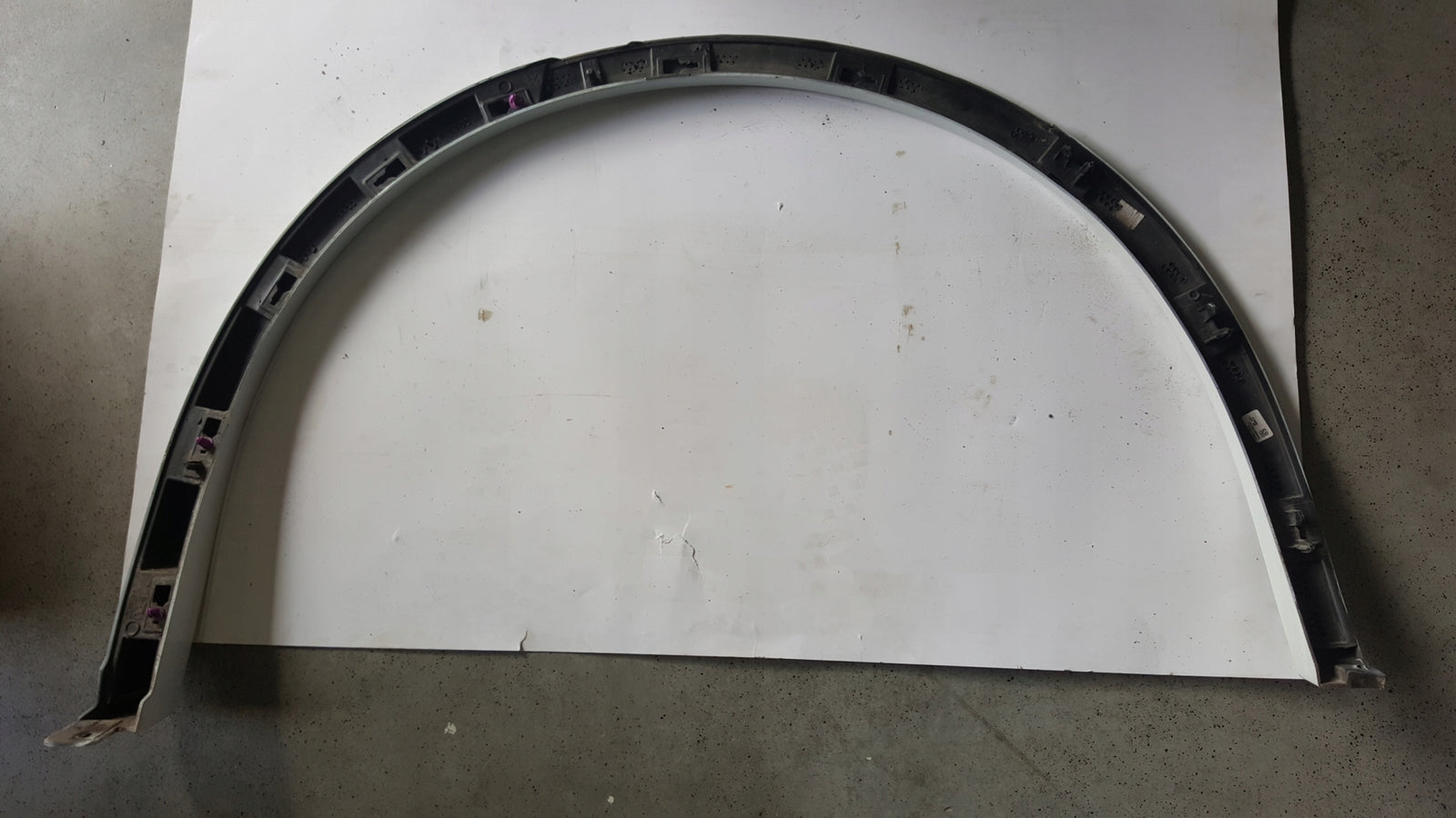 Listwa błotnika prawy tył VW TOUAREG 3 760853818C demontaż