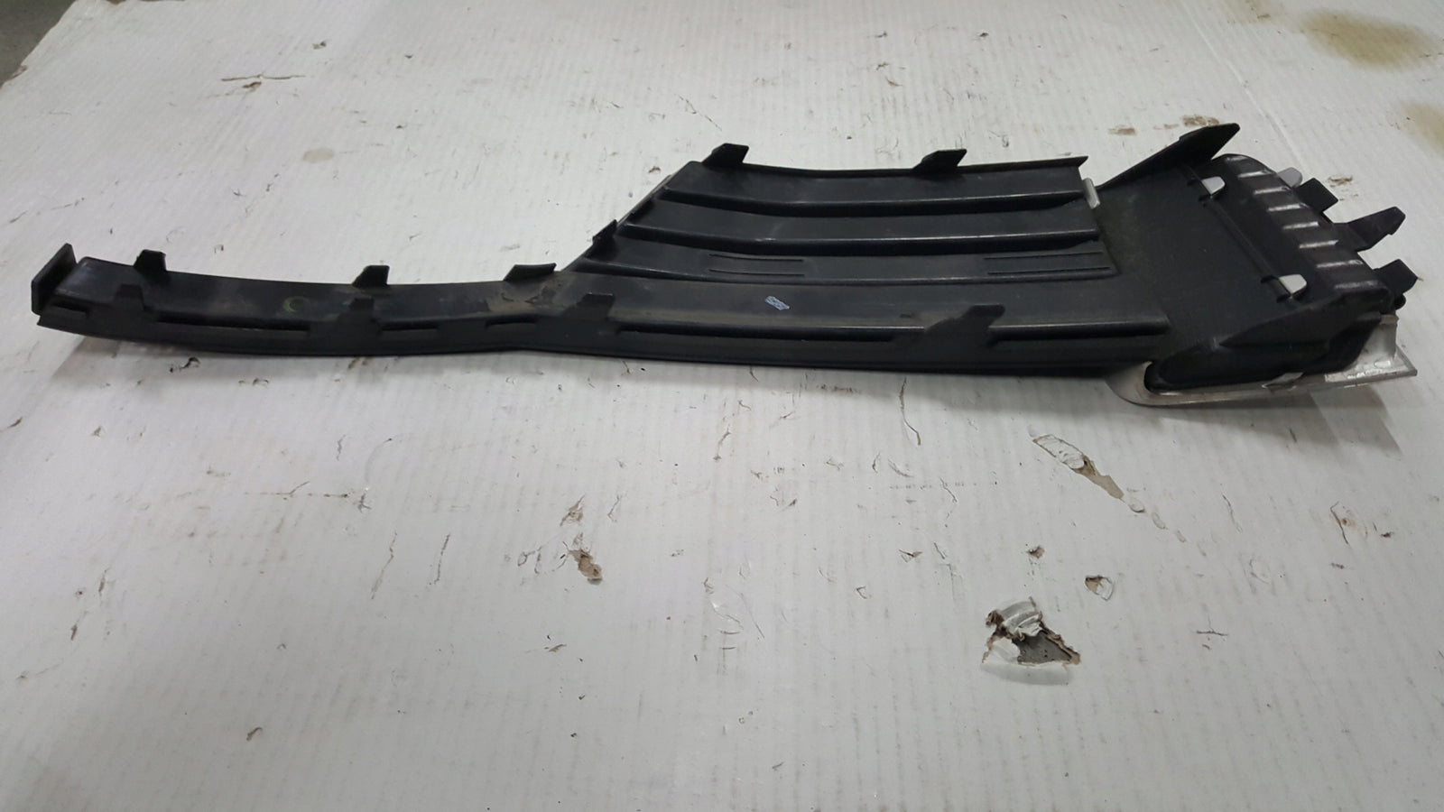 Kratka zderzaka prawy przód AUDI A3 8V3807682S demontaż