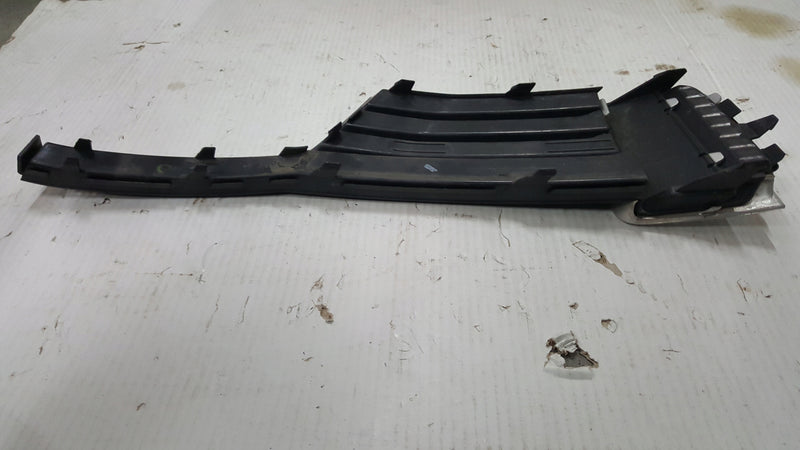 Kratka zderzaka prawy przód AUDI A3 8V3807682S demontaż