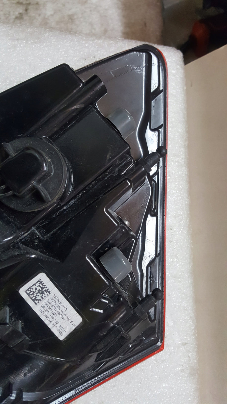 Tylna lewa lampa LED w błotnik SKODA SCALA 657945207B demontaż