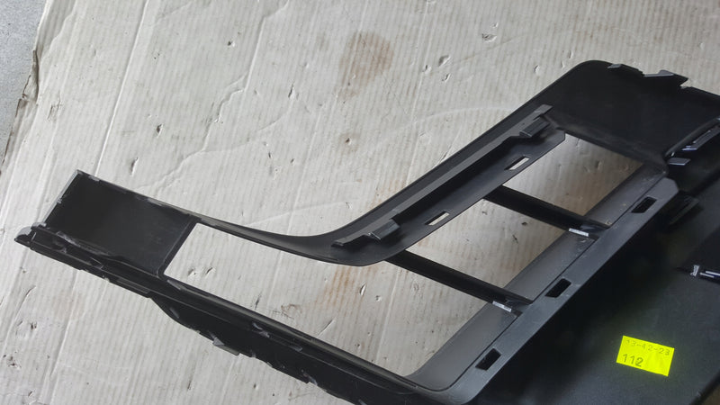 Kratka zderzaka przedniego prawa strona AUDI A8 (D5) 4N0807682 demontaż
