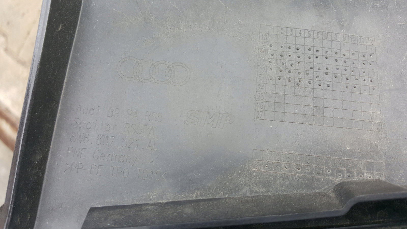 Dokładka dyfuzor spoiler zderzaka tylnego AUDI RS5 8W6807521AL demontaż