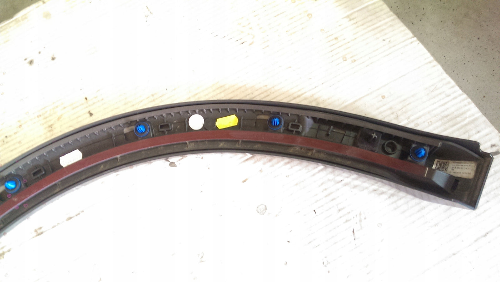 Listwa błotnika lewy tył AUDI Q2 81A853817A