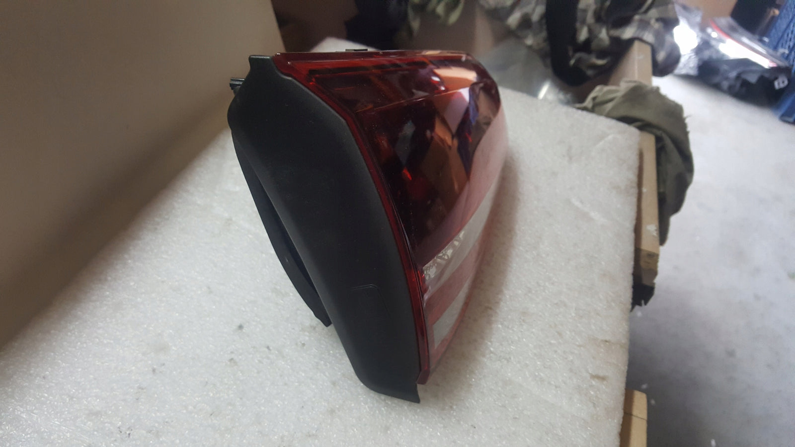 Lewa tylna lampa LED w klapę VW Golf VII 5G0945307D demontaż