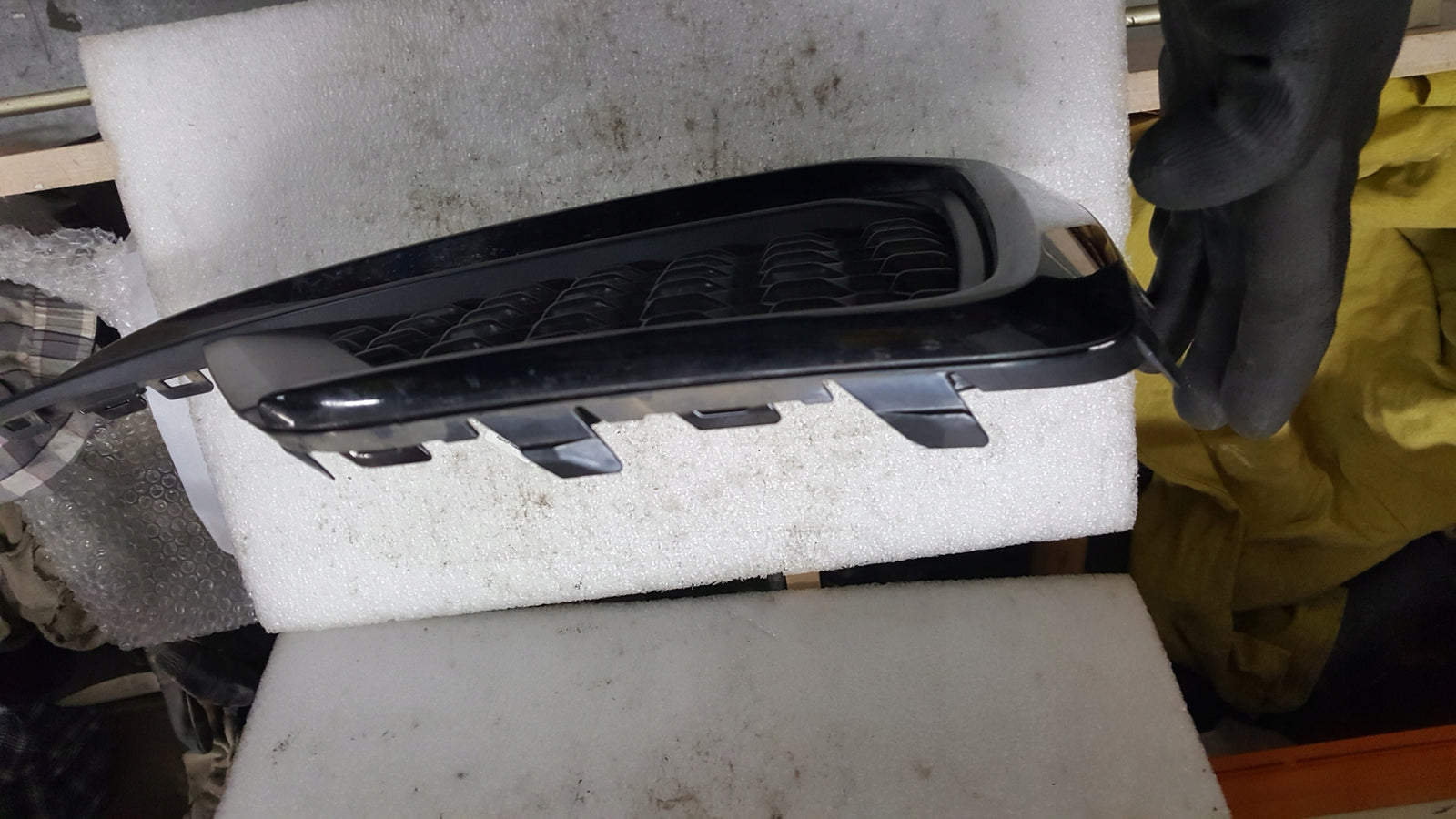 Kratka zderzaka przedniego prawa strona AUDI A1 82A807682E demontaż