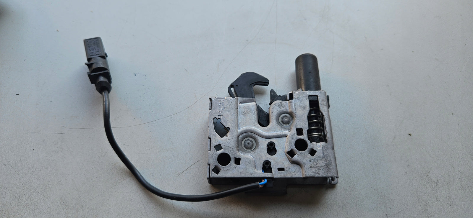 Zamek maski AUDI A6 C8 4K0823509A demontaż oryginał