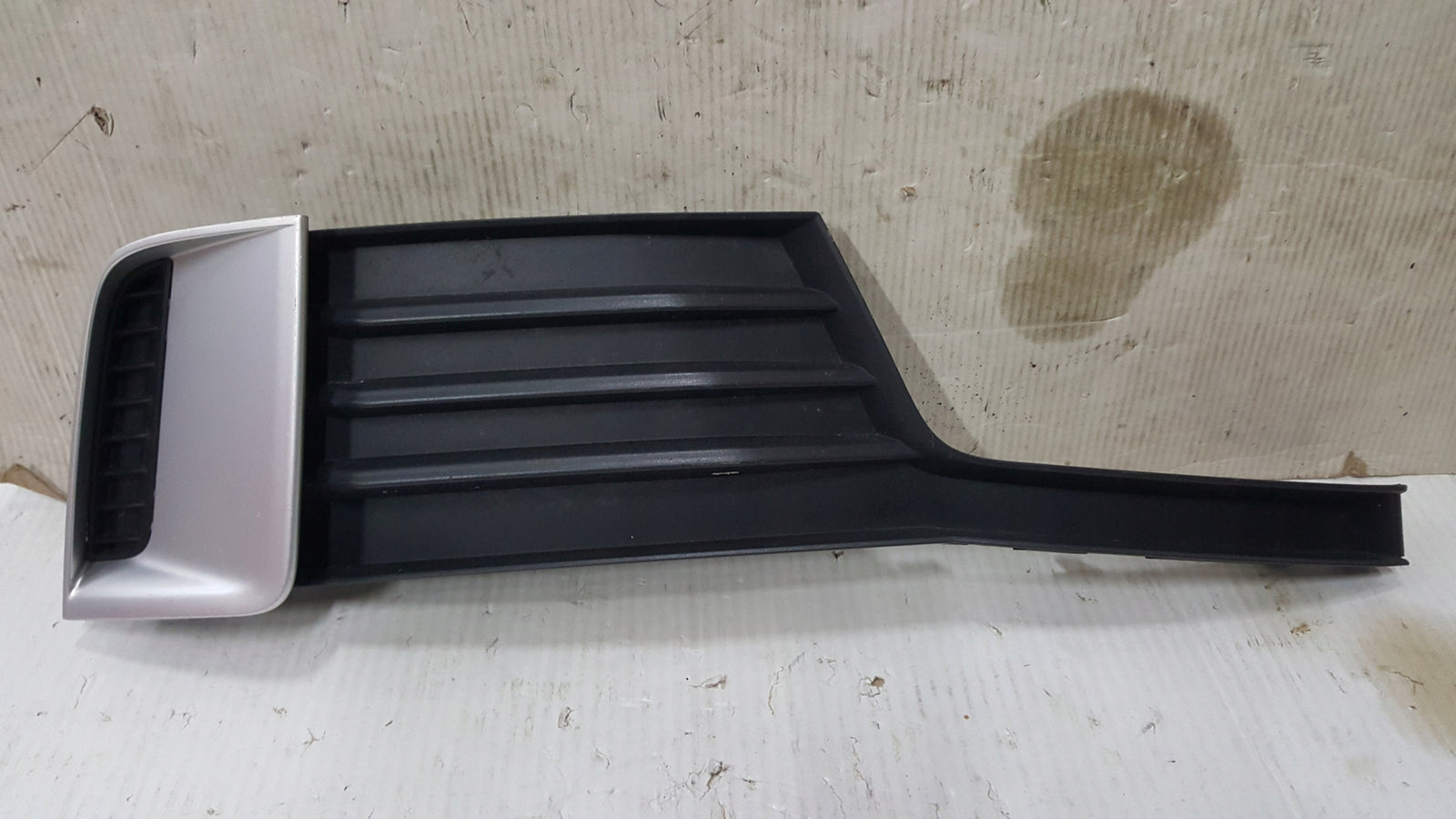 Kratka zderzaka prawy przód AUDI A3 8V3807682S demontaż