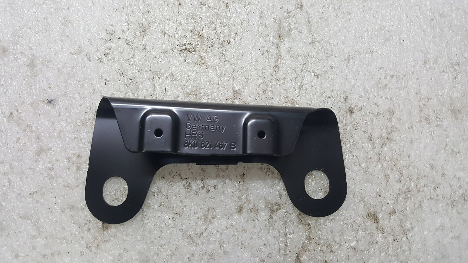 Audi OE 8K0821467B mocowanie błotnika