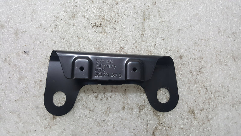 Audi OE 8K0821467B mocowanie błotnika