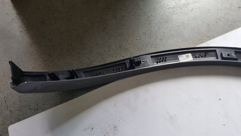 Listwa błotnika prawy przód VW TOUAREG 3 760853718A demontaż
