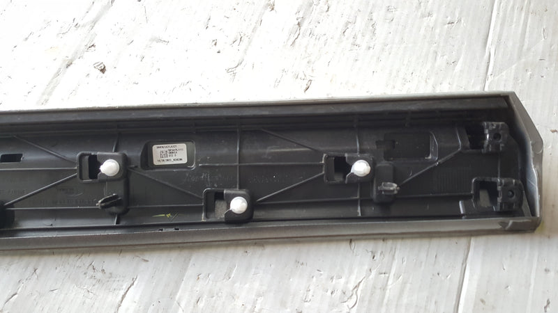 Listwa drzwi prawy tył SKODA SUPERB 3V0854950 demontaż