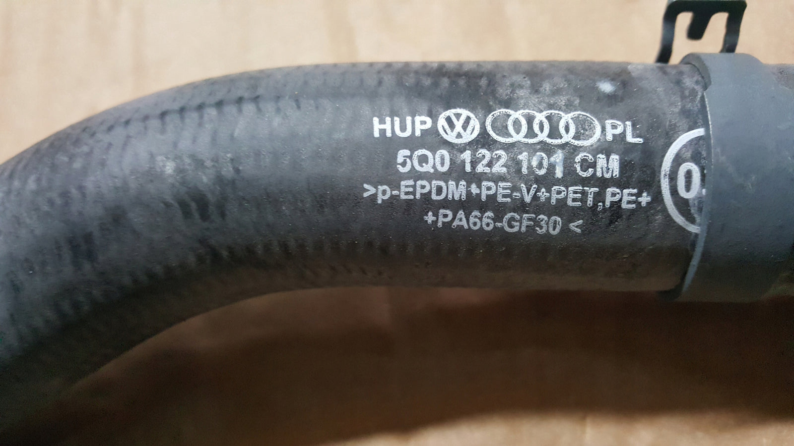 WĄŻ PRZEWÓD RURKA WODY KRÓCIEC 5Q0122101CM VW PASSAT B8 2.0 TDI DFC 17R