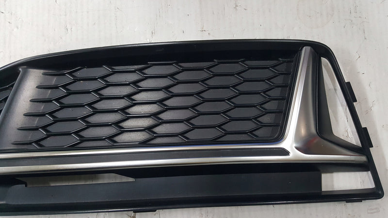 Kratka zderzaka lewy przód AUDI A4 S4 B9 8W0807681K demontaż