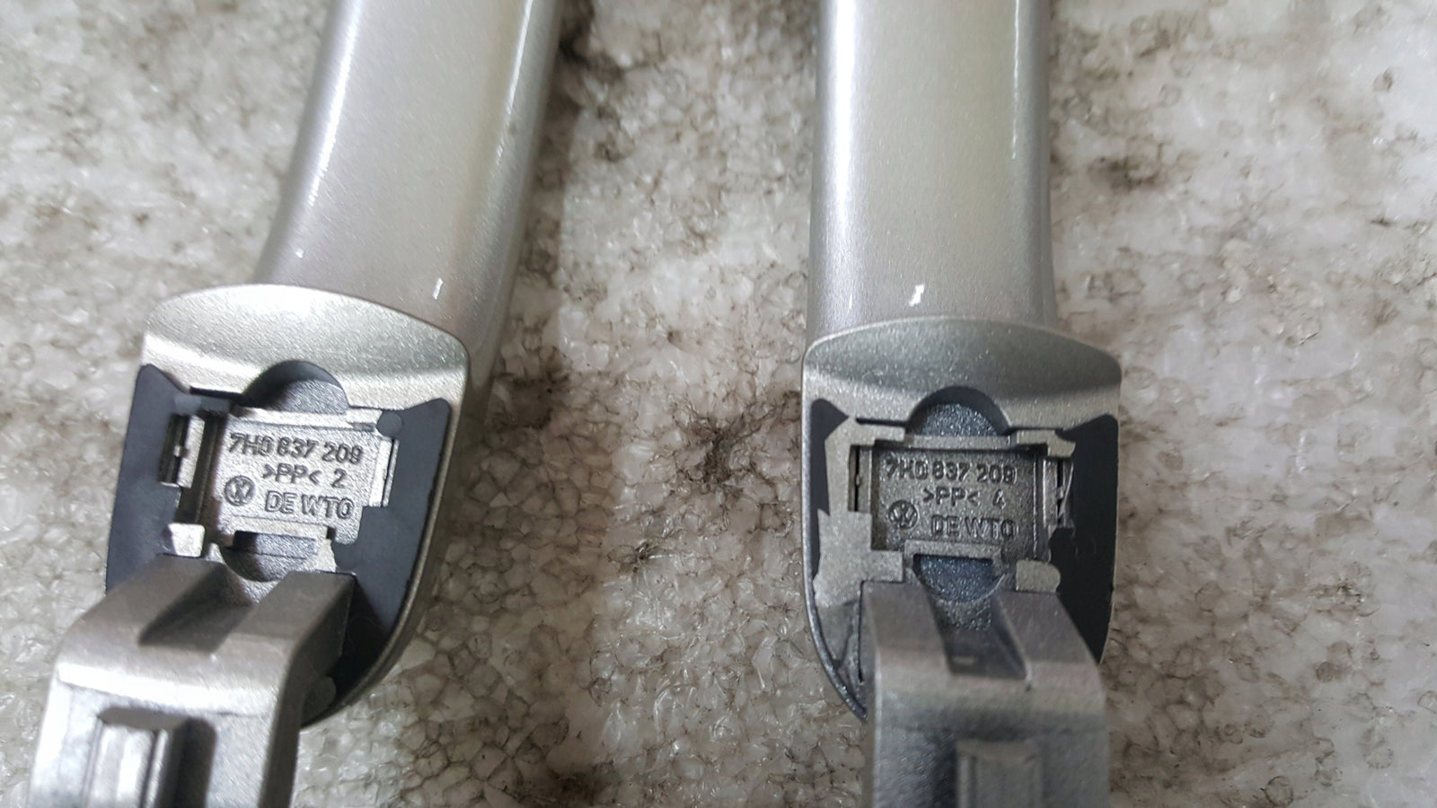 Klamka zewnętrzna lewa VW T5 7H0837209 demontaż