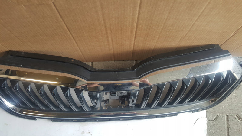 Atrapa grill -- SKODA OCTAVIA IV 5E3853655 demontaż