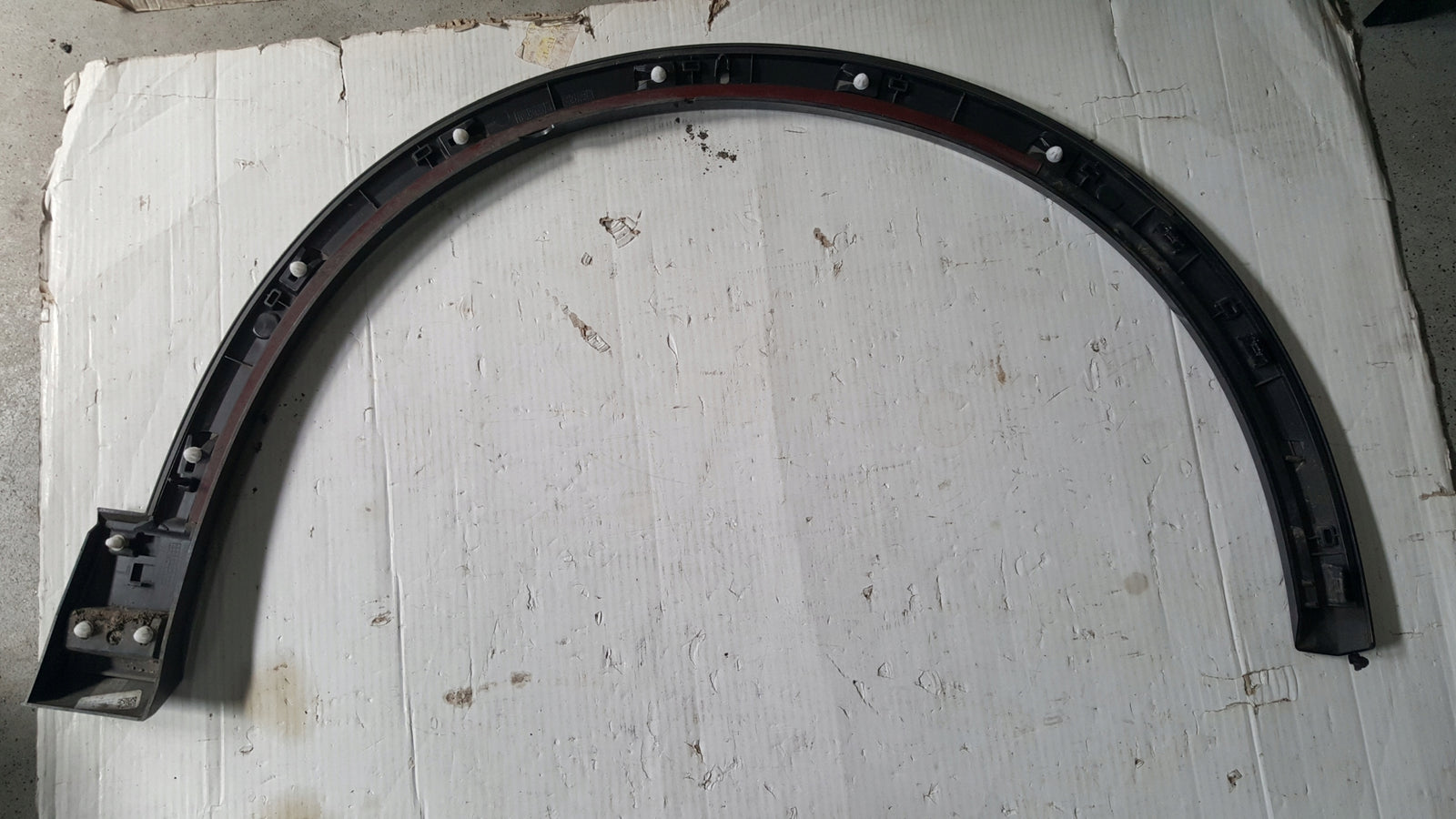 Listwa błotnika lewy przód AUDI Q2 81A853717A demontaż