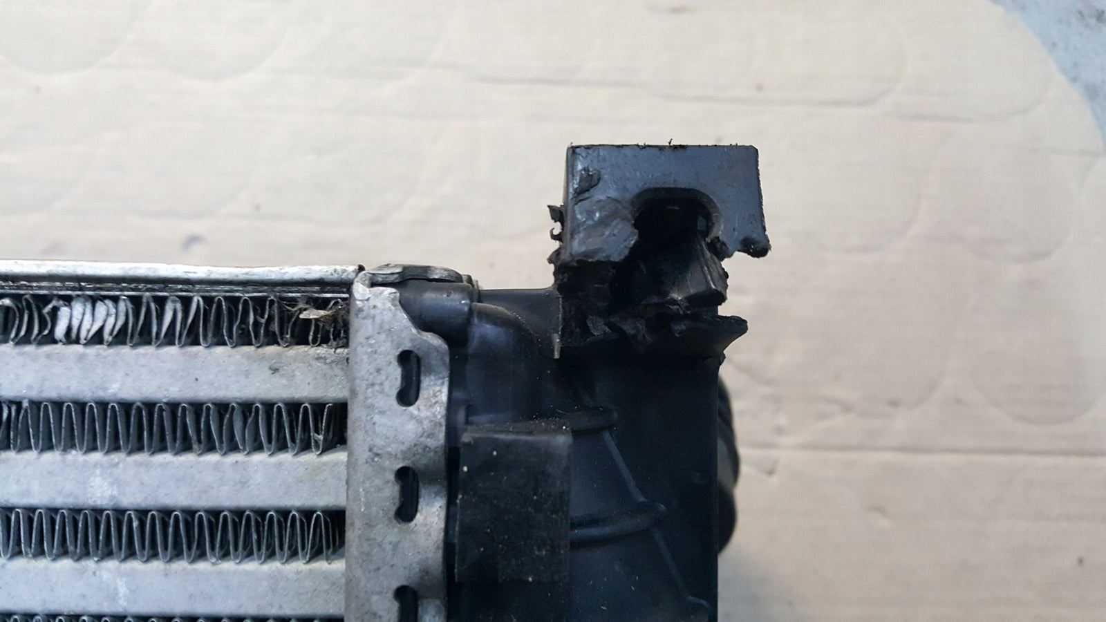 AUDI VW CHŁODNICA POWIETRZA INTERCOOLER 7P0145804A