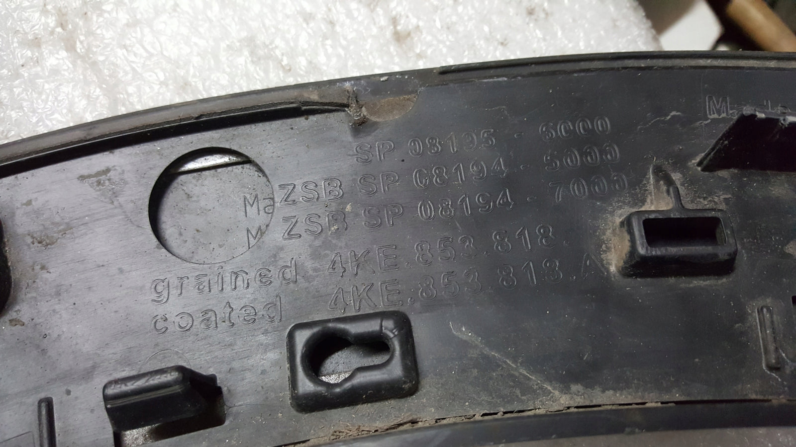 Listwa błotnika prawy tył AUDI E-TRON 4KE853818