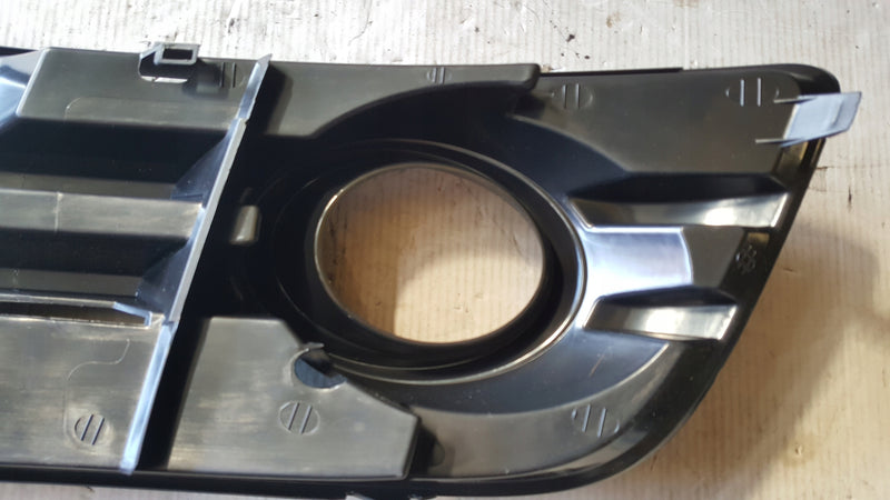 NOWA ORYGINALNA kratka zderzaka prawy przód AUDI Q5 8R0807682A
