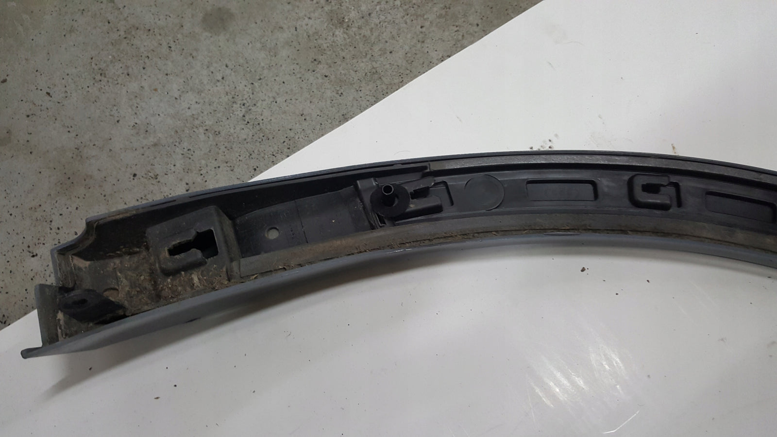 Listwa błotnika prawy tył AUDI Q4 E-TRON 89A853818E demontaż