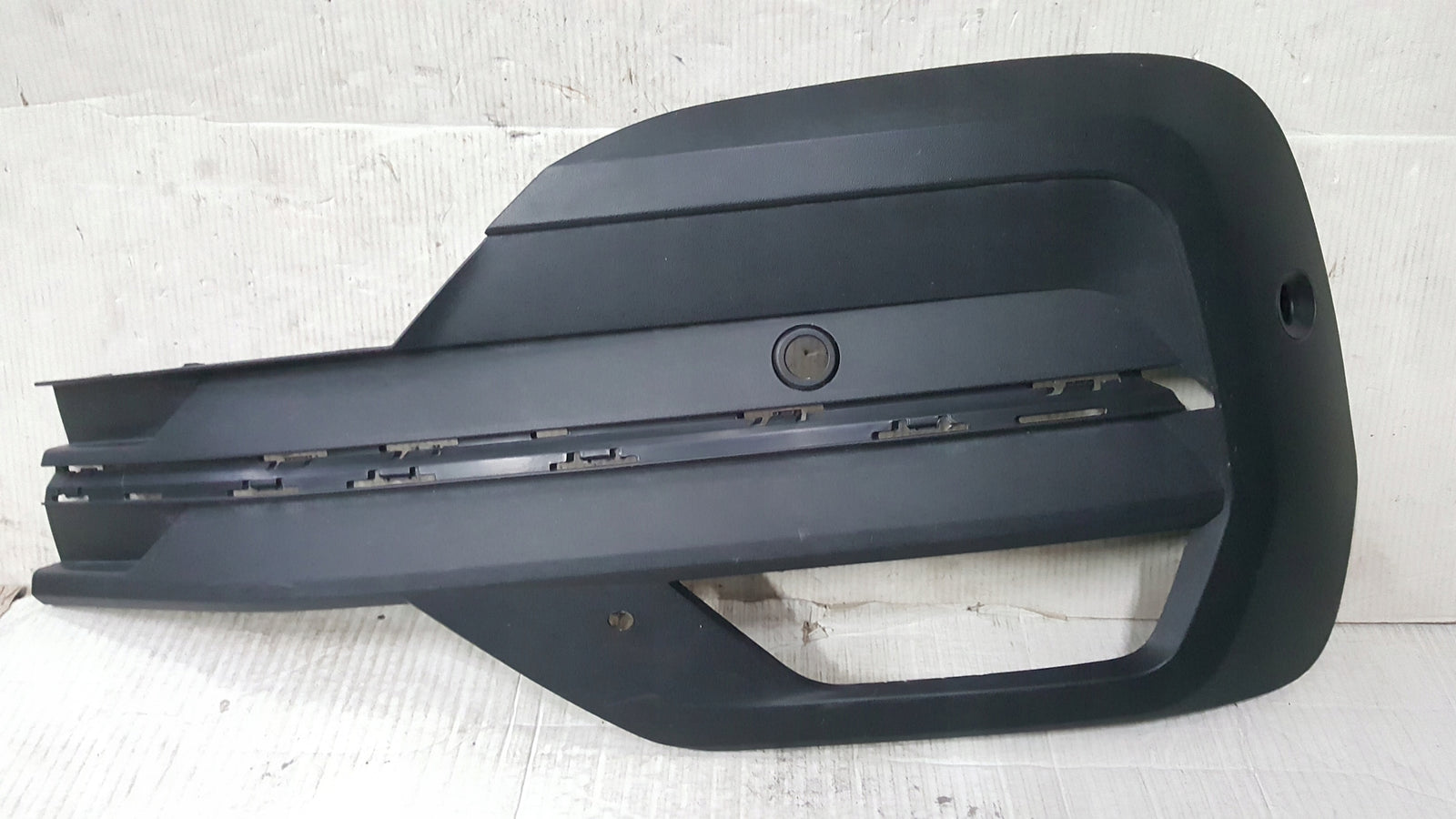 Kratka zderzaka lewy przód VW T6.1 7LA807489 demontaż