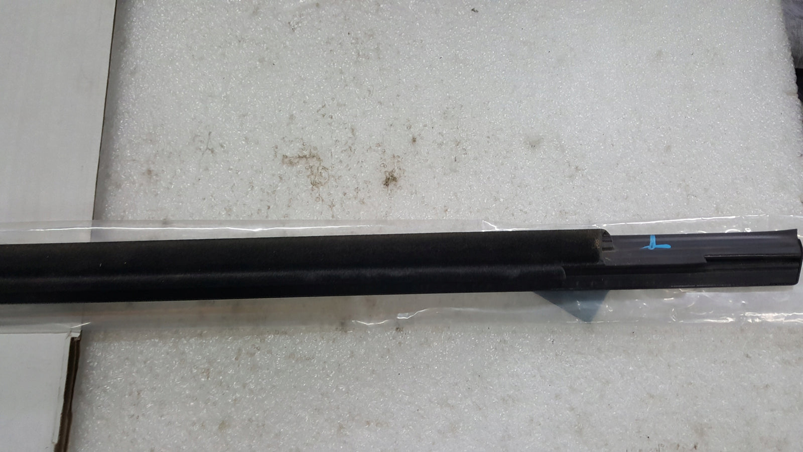 Listwa zgarniająca prawy przód AUDI A4 (B9) RS4 8W0853284D demontaż
