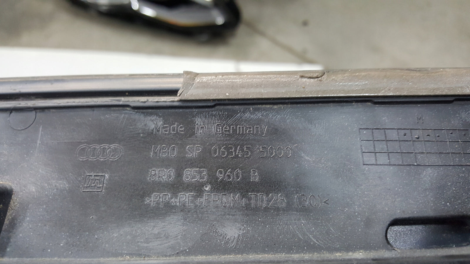 Listwa drzwi prawy przód AUDI Q5 8R0853960B