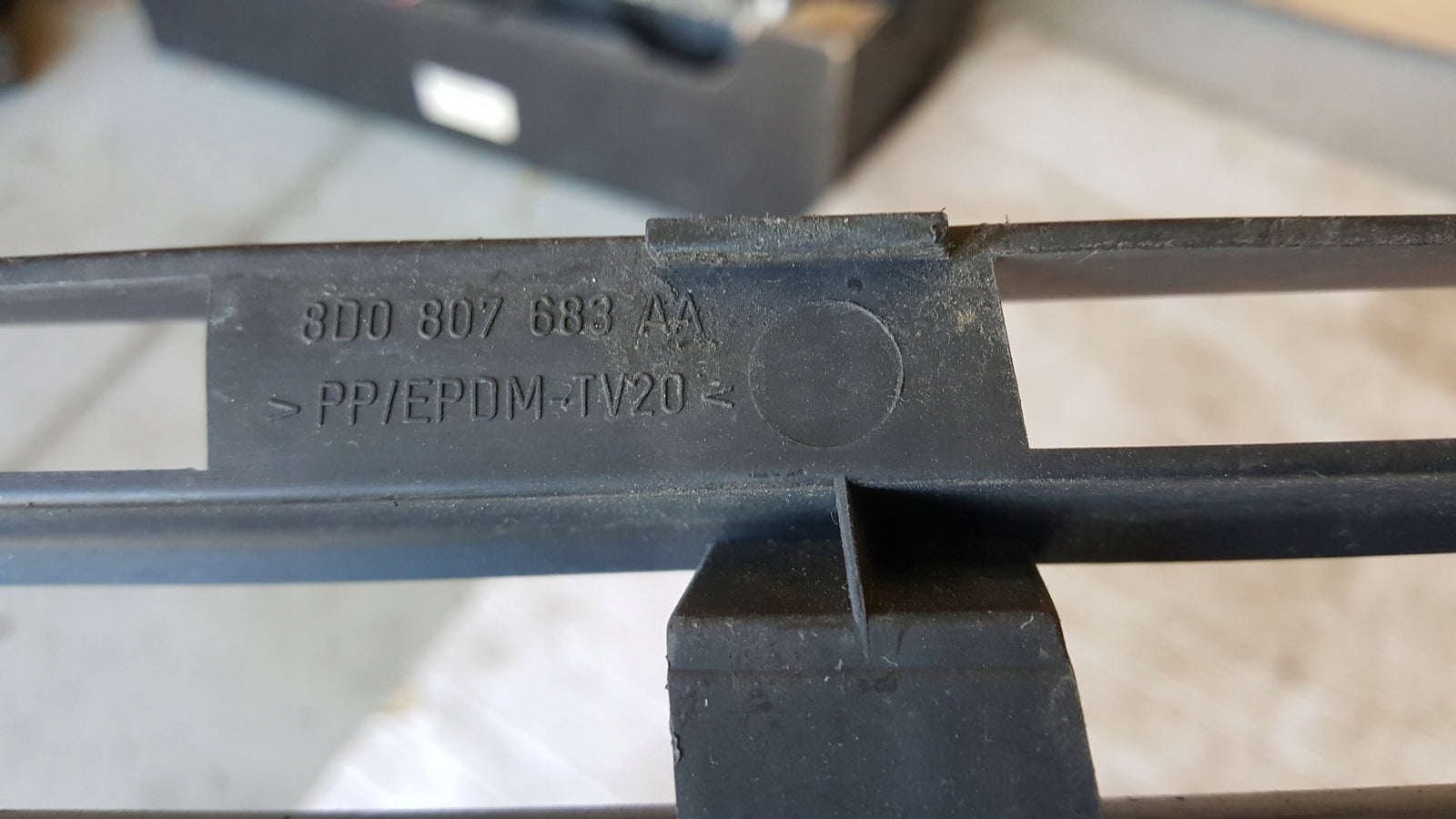 Środkowa kratka zderzaka przód AUDI A4 8D0807683AA