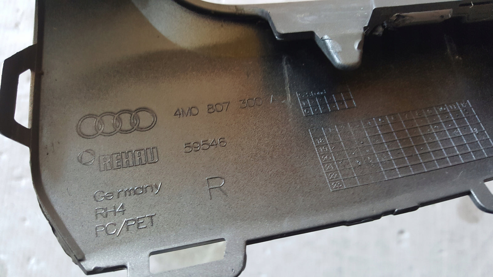 Listwa zderzaka prawy przód AUDI Q7 4M0807300A