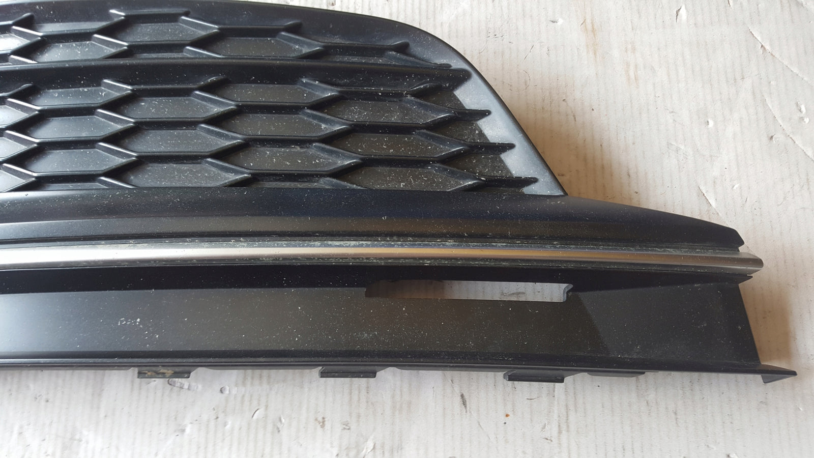 Kratka zderzaka PR przód AUDI A5 S-LINE 8W6807682F