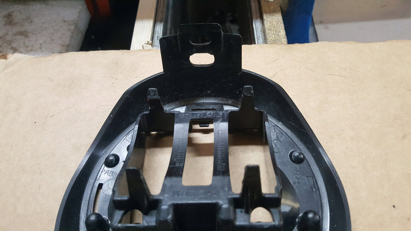 VW TIGUAN III 571 24- OBUDOWA EMBLEMATU POD RADAR IDEALNY 571853343B