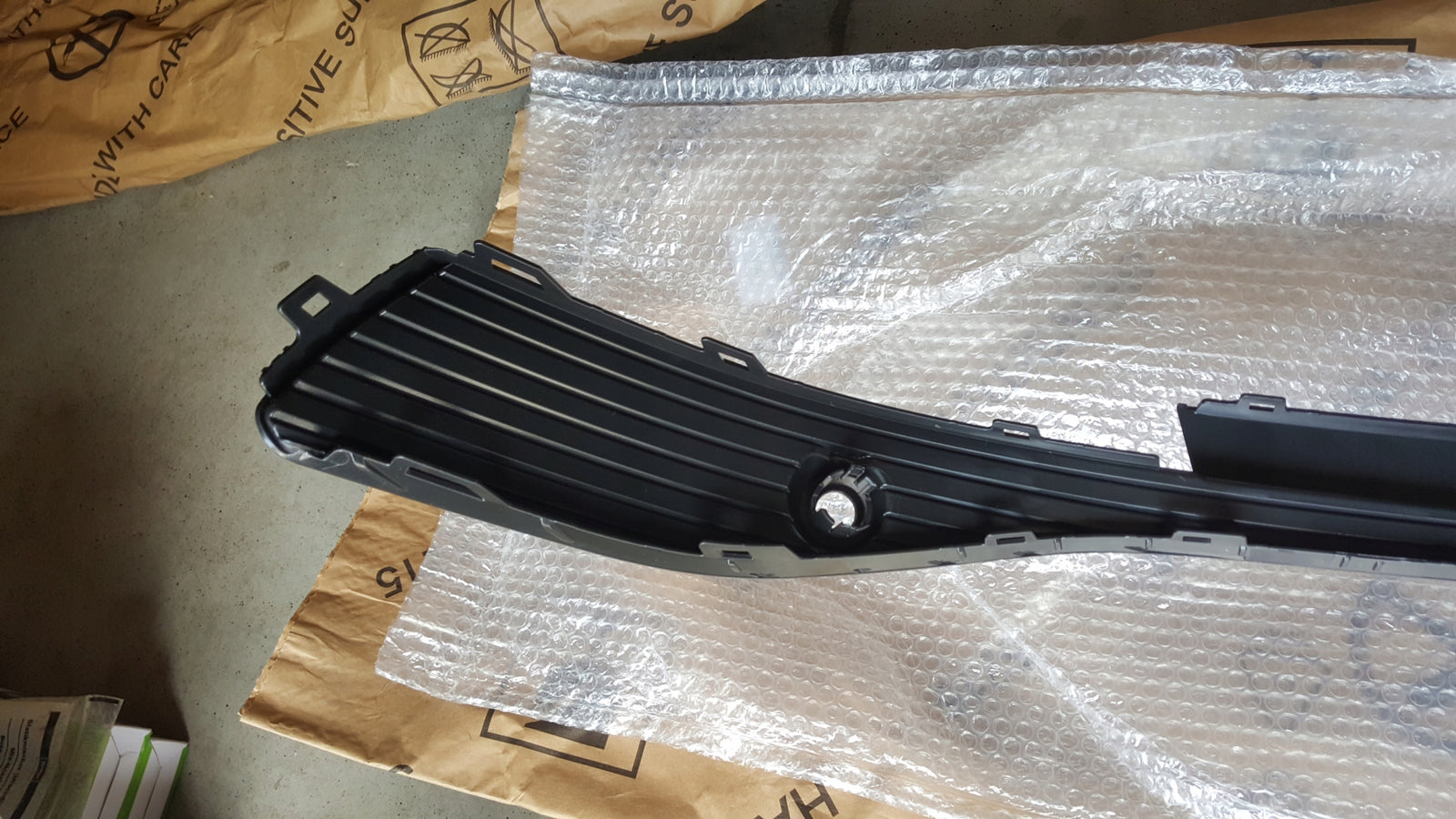 NOWA ORYGINALNA listwa kratka zderzaka tylnego AUDI Q4 e-tron 89A807833A
