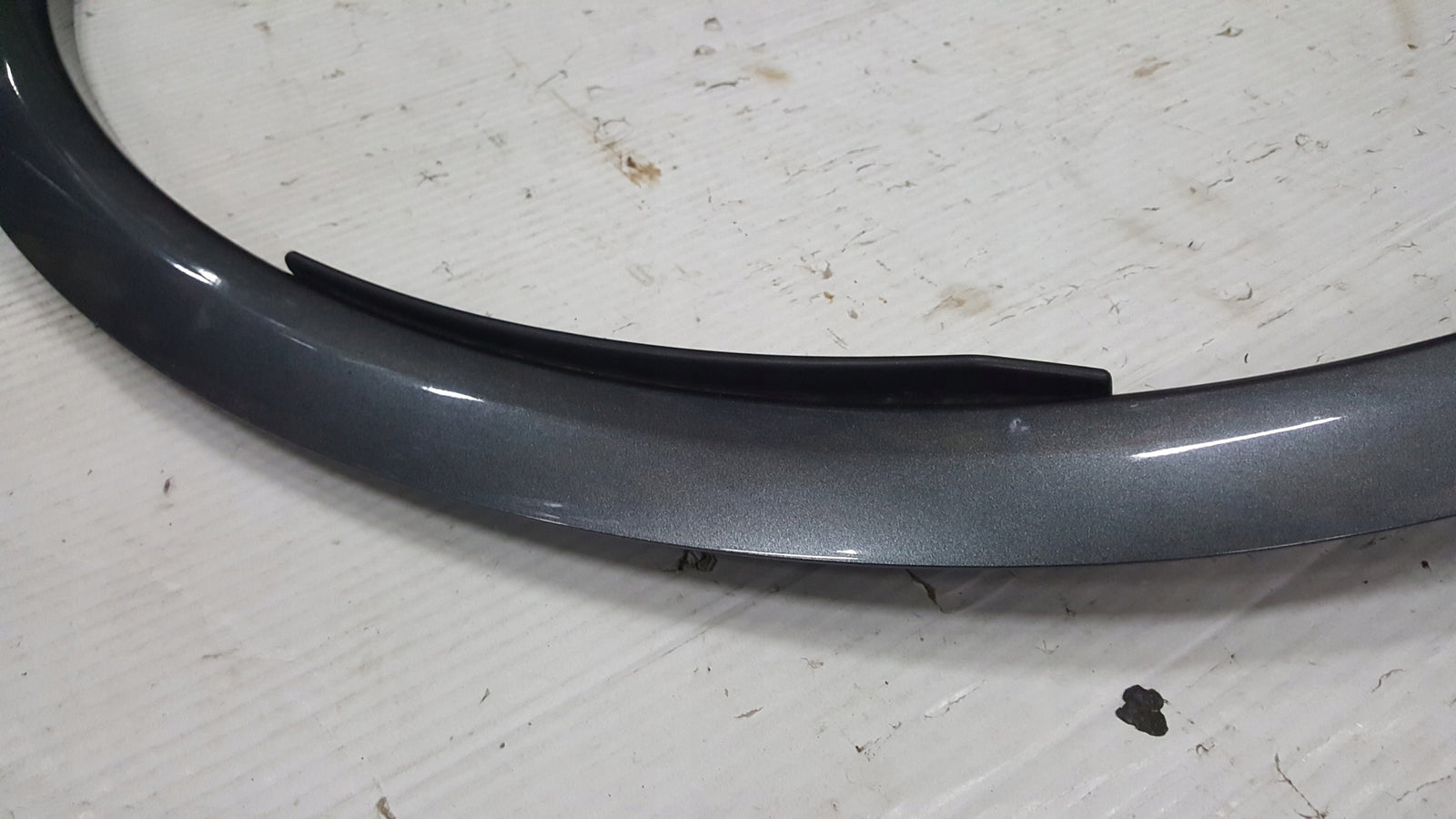 Listwa błotnika prawy tył AUDI Q5 80A853818B demontaż