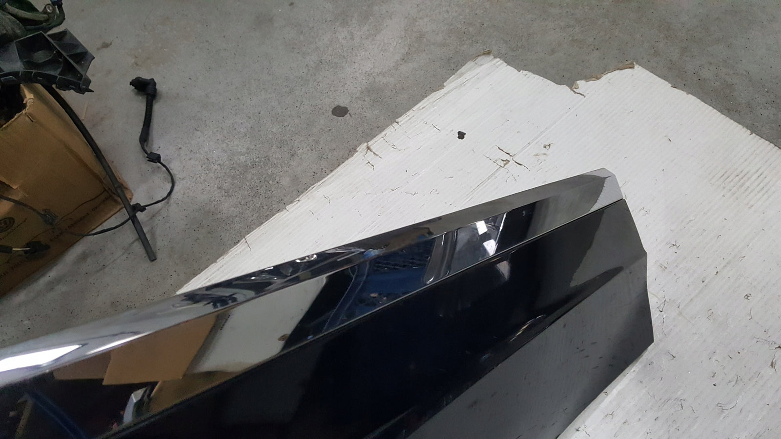 Listwa drzwi prawy przód VW TOUAREG III 760854940E demontaż