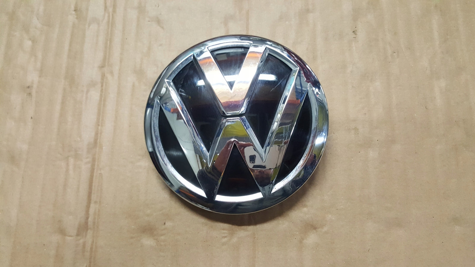 VW TOUAREG II LIFT VW UP LIFT ZNACZEK LOGO W ATRAPĘ 7P6853601D