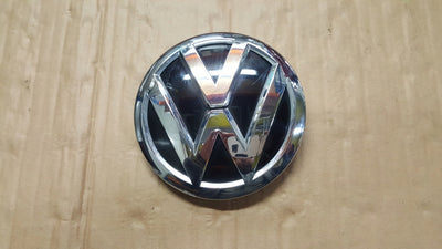 VW TOUAREG II LIFT VW UP LIFT ZNACZEK LOGO W ATRAPĘ 7P6853601D